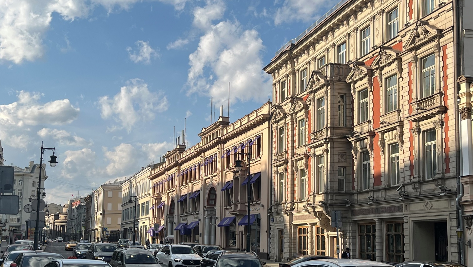 Ритейл на центральных улицах Москвы адаптируется к новым реалиям